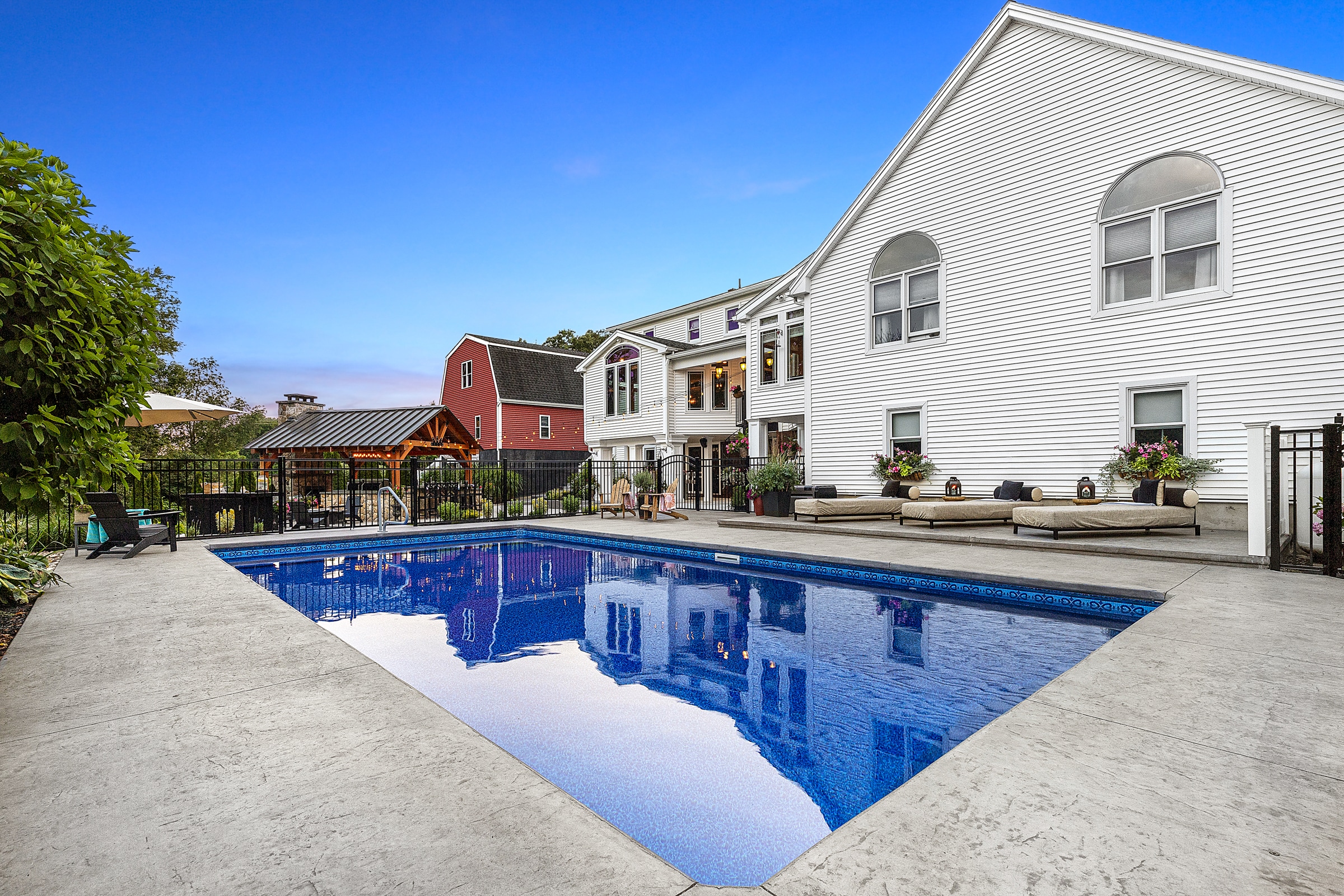 Seamless, textured, stamped concrete was used for the pool deck at this home in Auburn, Massachusetts.