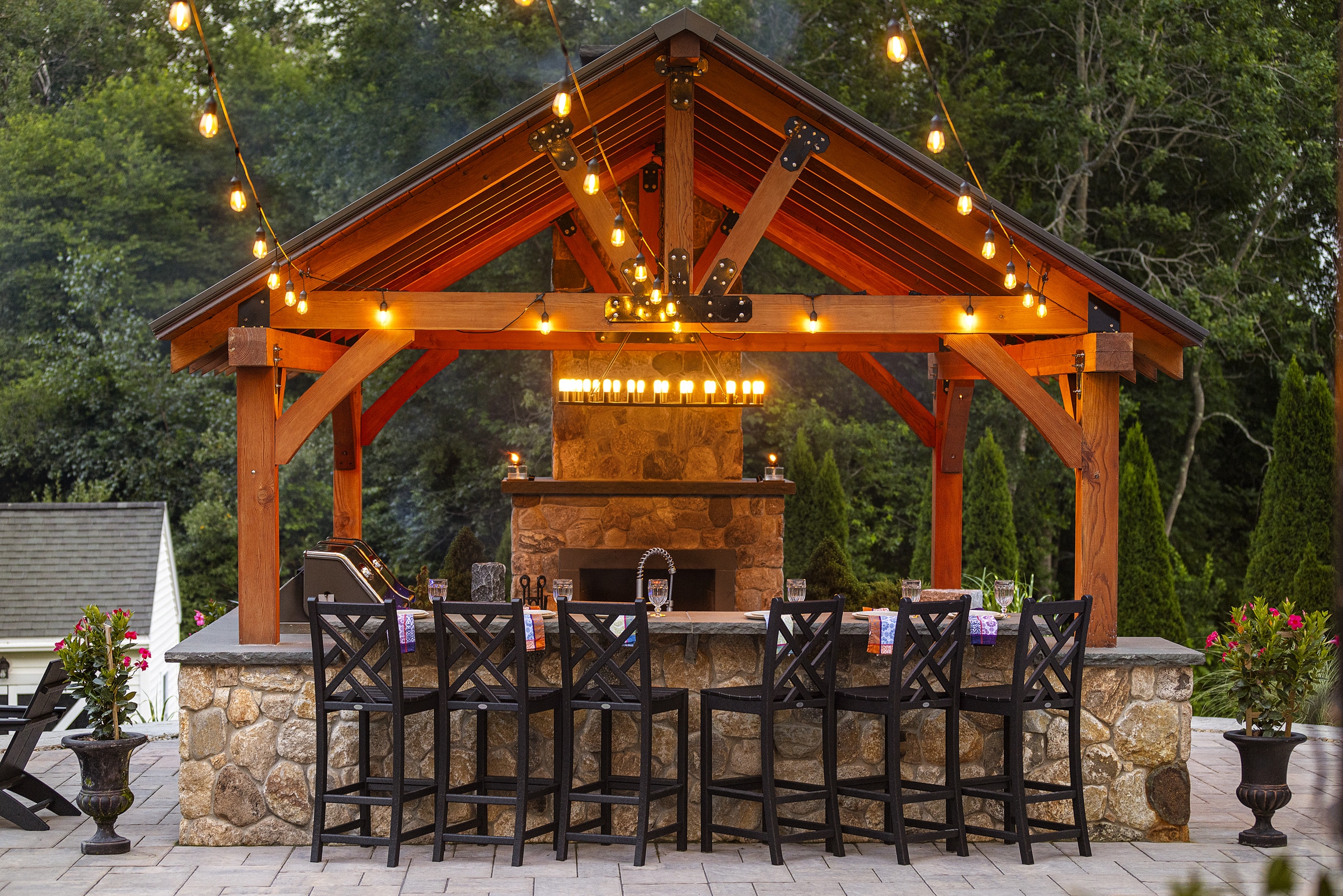 The outdoor dining bar under the pergola was adorned with New England Rounds stone veneer.